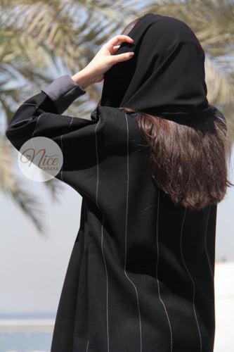 عباية بقماش مقلم رمادي و كم رمادي