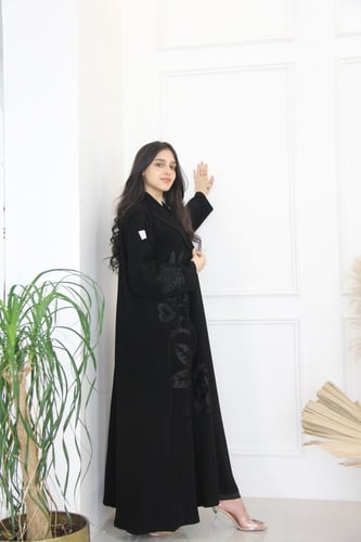 عباية بقماش كريب ملكي مع تطريز