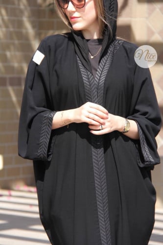 عبايه قماش المستقبل كوري بتطريز اسود ومع طرحه مطرز...