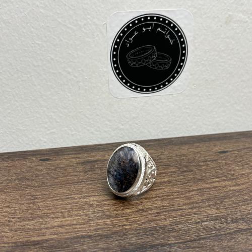 A Yemeni agate ring with a tassel