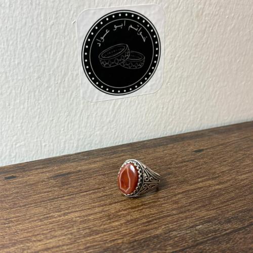 A Yemeni agate ring with a split cabochon