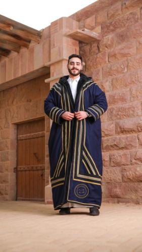 فروة رجالية ملكية لون كحلي بتطريز ذهبي فاخر