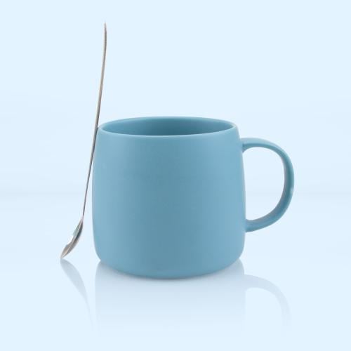 كوب قهوة سادة مع ملعقة تحريك لون ازرق