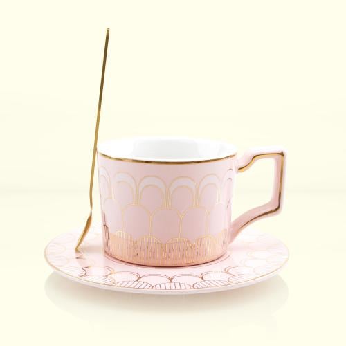 كوب قهوة تركية باللون البمبى البينك مع ملعقة ذهبية...