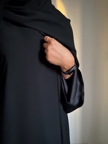 ‏Wide Sleeve Lined in Black