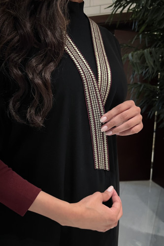 ‏Black abaya with burgundy collar