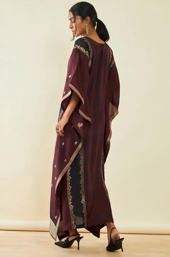 قفطان حرير باللون البرغندي والأسود