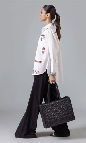 بلوزة مشغولة يدوياً قطن ١٠٠٪