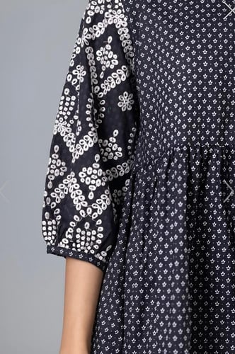 بلوزة قطن واسعة مشغولة