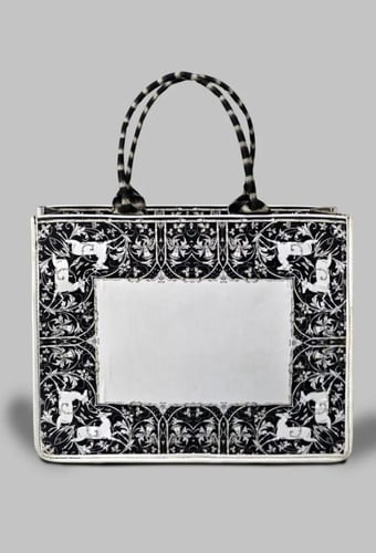 شنطة بحر كبيرة مع منشفة