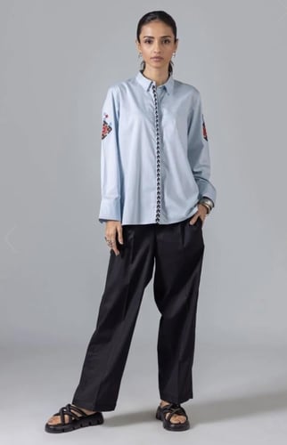 بلوزة قطن مشغولة