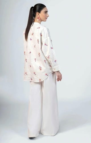 بلوزة قطنية مشغولة