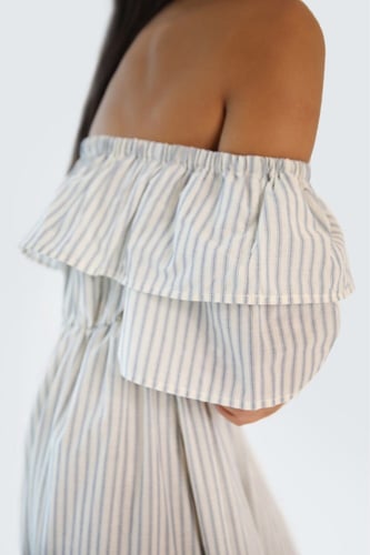 فستان مكشوف الكتفين