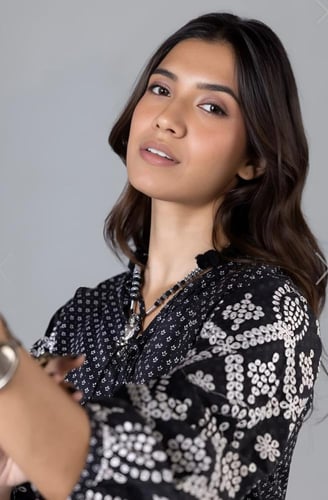 بلوزة قطن واسعة مشغولة