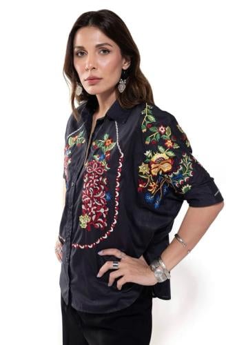 بلوزة قطن مشغولة