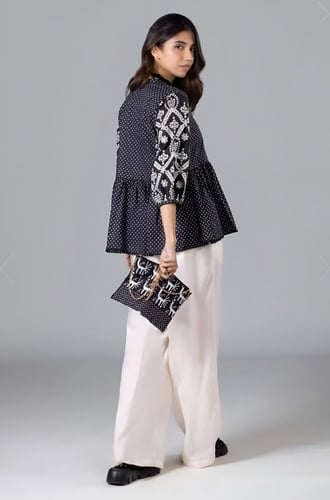 بلوزة قطن واسعة مشغولة