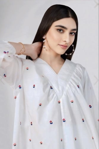 بلوزة قطن مشغولة