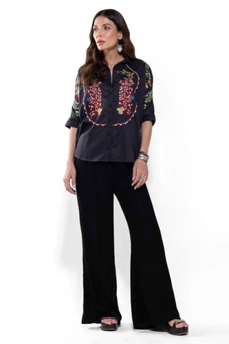 بلوزة قطن مشغولة