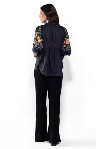 بلوزة قطن مشغولة