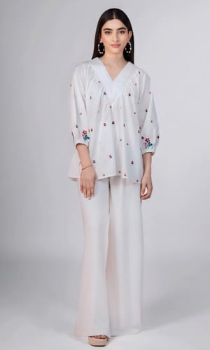 بلوزة قطن مشغولة