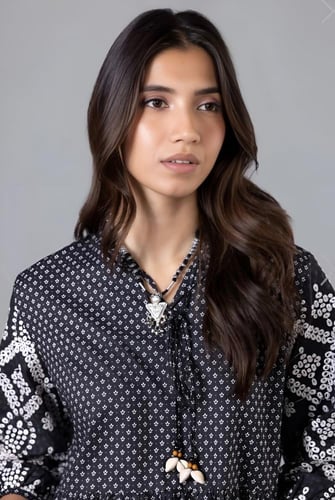 بلوزة قطن واسعة مشغولة