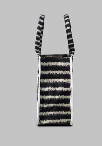 شنطة بحر كبيرة مع منشفة