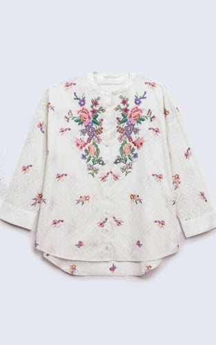 بلوزة قطنية مشغولة