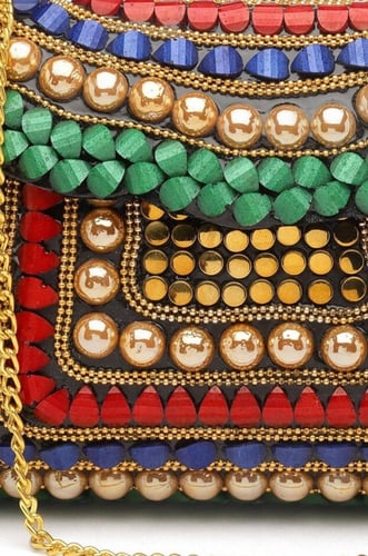 شنطة مزخرفة بالاحجار الملونة