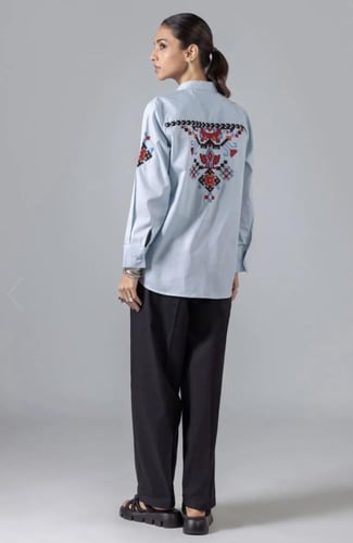 بلوزة قطن مشغولة