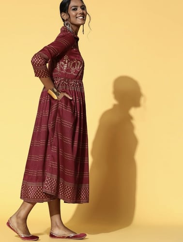 فستان عودي وذهبي