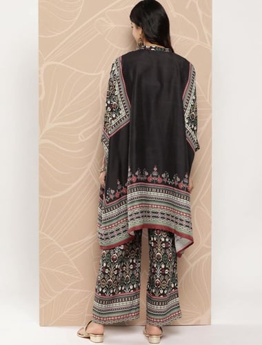 طقم اسود واسع