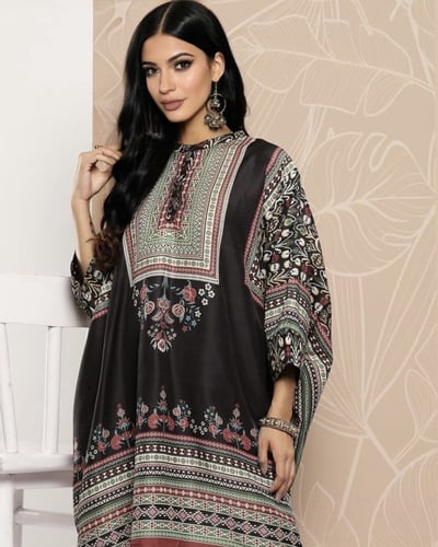 طقم اسود واسع