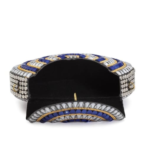 شنطة نصف دائرية مزخرفة بالاحجار