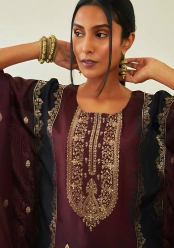 قفطان حرير باللون البرغندي والأسود