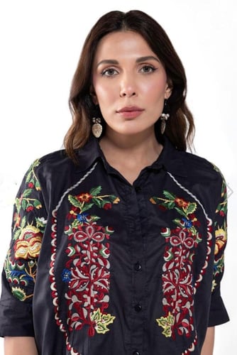 بلوزة قطن مشغولة