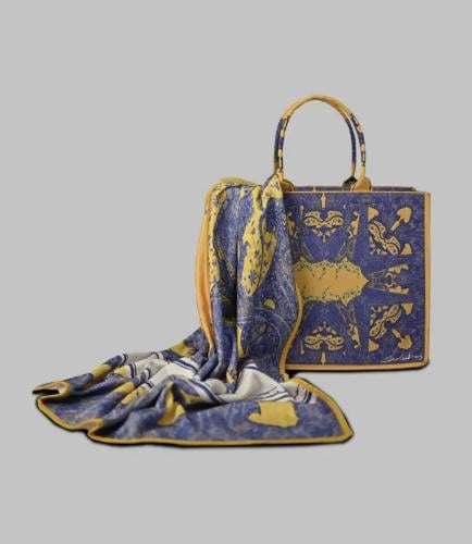 شنطة بحر كبيرة مع منشفة