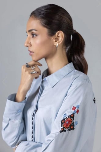 بلوزة قطن مشغولة