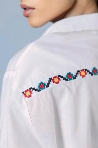 بلوزة مشغولة يدوياً قطن ١٠٠٪