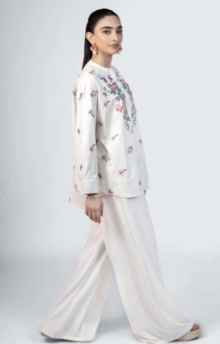 بلوزة قطنية مشغولة