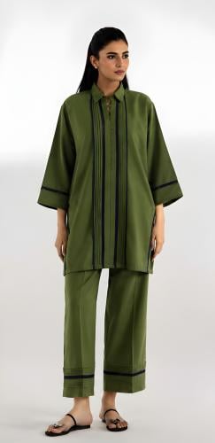 Two-piece suit in olive green EN العربية English ر.س الخيارات والكمية ملابس طقم (قطعتين) اضف تصنيف ملابس نسائية تصنيف محلي بيانات