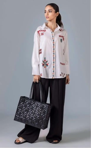 بلوزة مشغولة يدوياً قطن ١٠٠٪