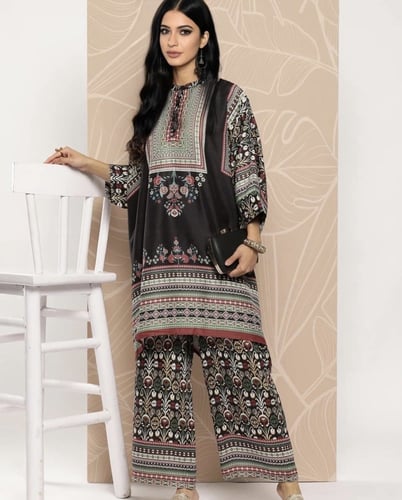 طقم اسود واسع