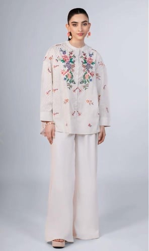 بلوزة قطنية مشغولة