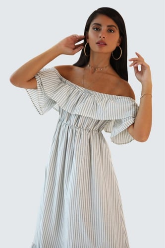 فستان مكشوف الكتفين