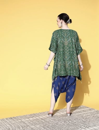 جمبسوت مطبوعة باللونين الأزرق والأخضر مع جاكيت