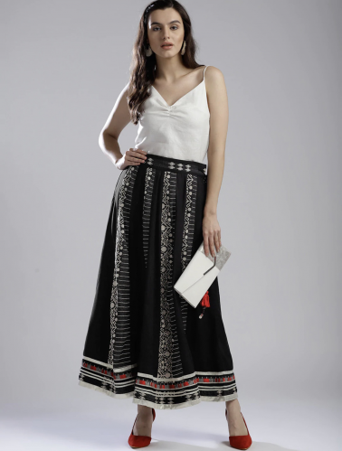 تنورة طويلة واسعة