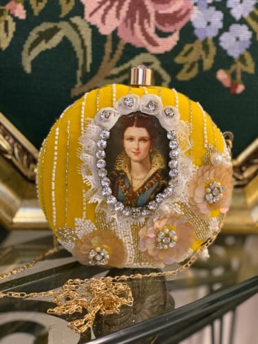 شنطه مخمل اصفر مشغوله بالكرستال