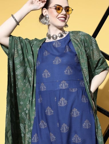 جمبسوت مطبوعة باللونين الأزرق والأخضر مع جاكيت