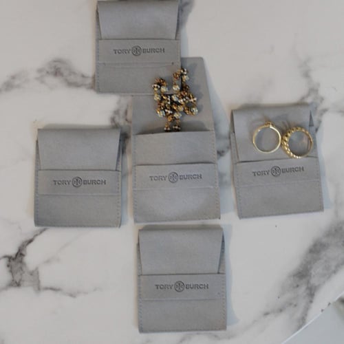 توري بورش حافظة مجوهرات لون رمادي مع كيس وحلق