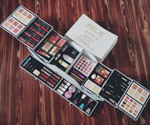 بوكس مكياج كبير فيه جميع المكياج الذي تحتاجها من ك...